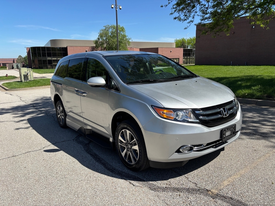 Used 2015 Honda Odyssey Touring Elite - VMI Side Entry Entry In Floor Automatic Ramp
