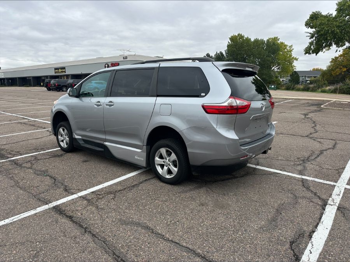 2017 TOYOTA SIENNA - Image 20