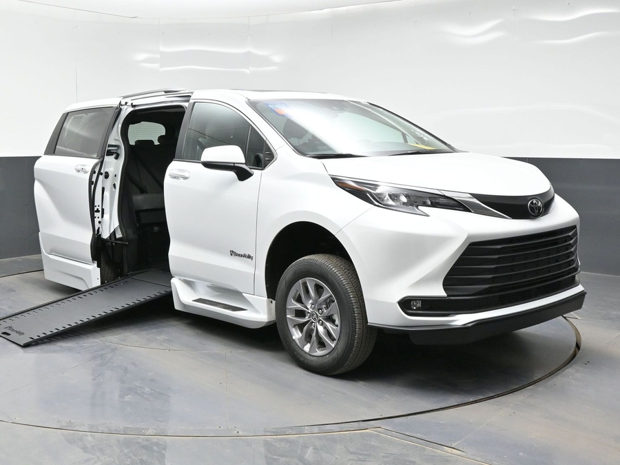 New 2026 Toyota Sienna Hybrid XLE Base - BraunAbility Side Entry Entry In Floor Automatic Ramp