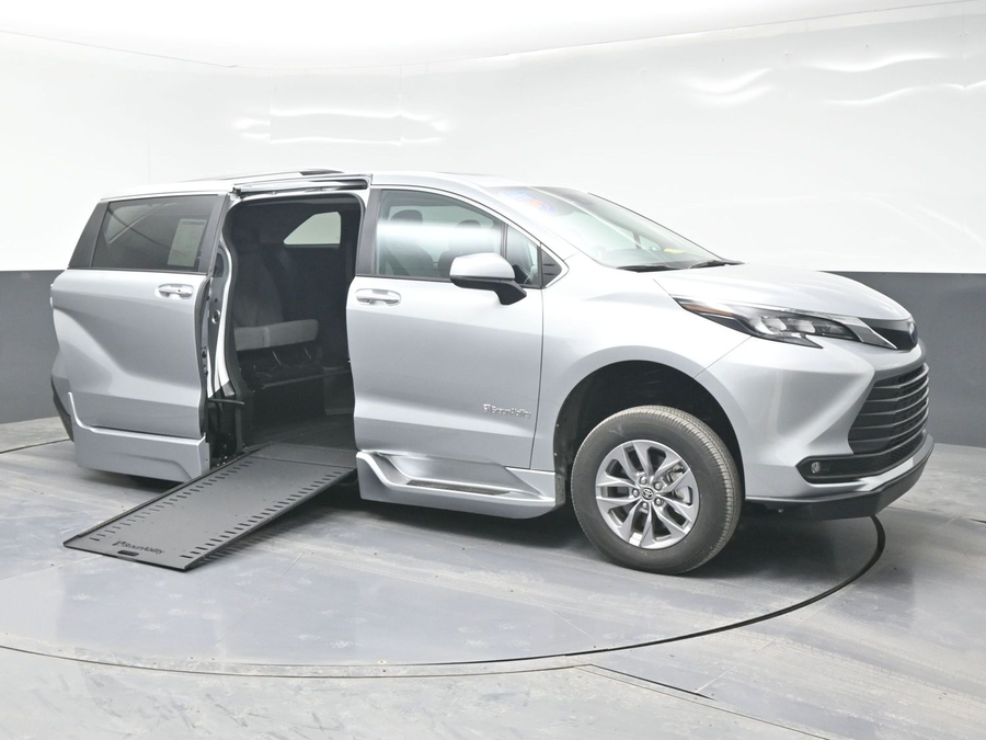 2025 Toyota Sienna XLE's photo