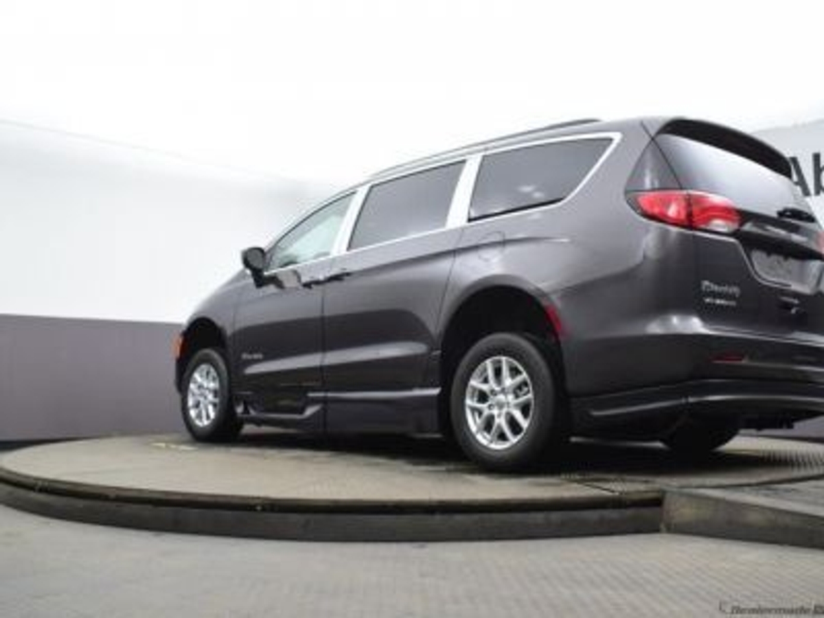 Grey Chrysler Voyager image number 7