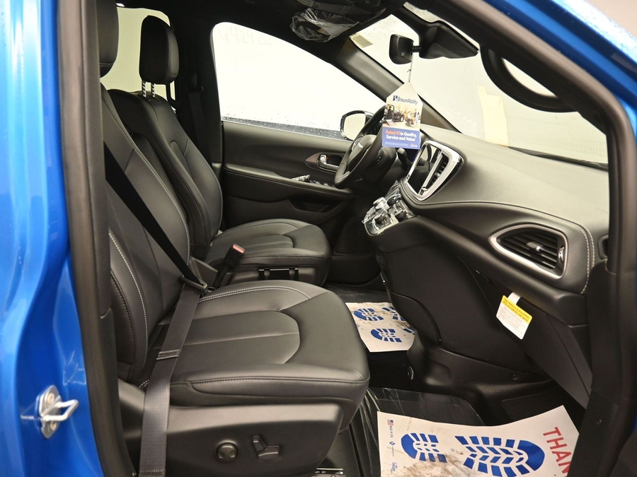 New 2026 Chrysler Pacifica Select Plus - BraunAbility Side Entry Entry Fold Out Automatic Ramp