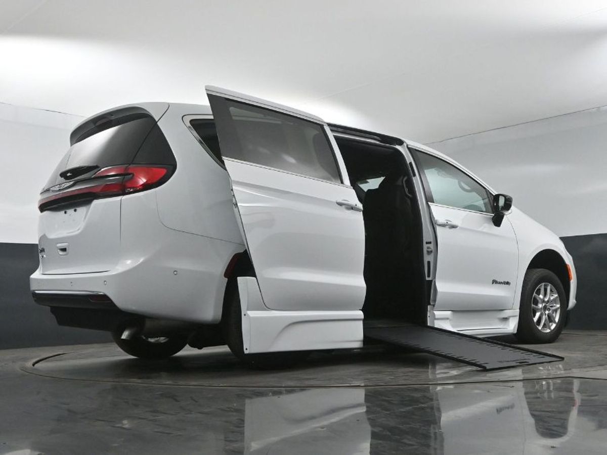 White Chrysler Pacifica image number 21