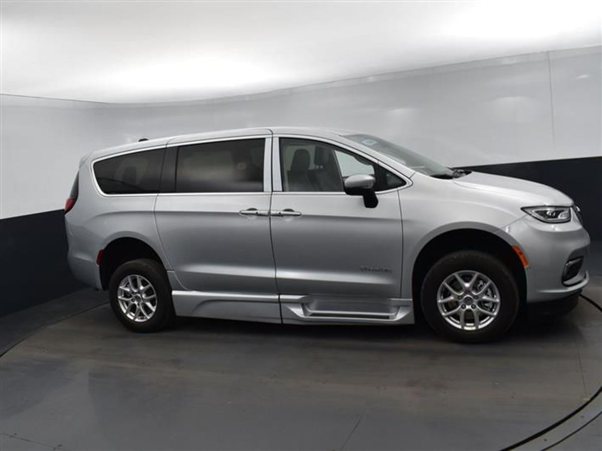 Silver Chrysler Pacifica image number 15
