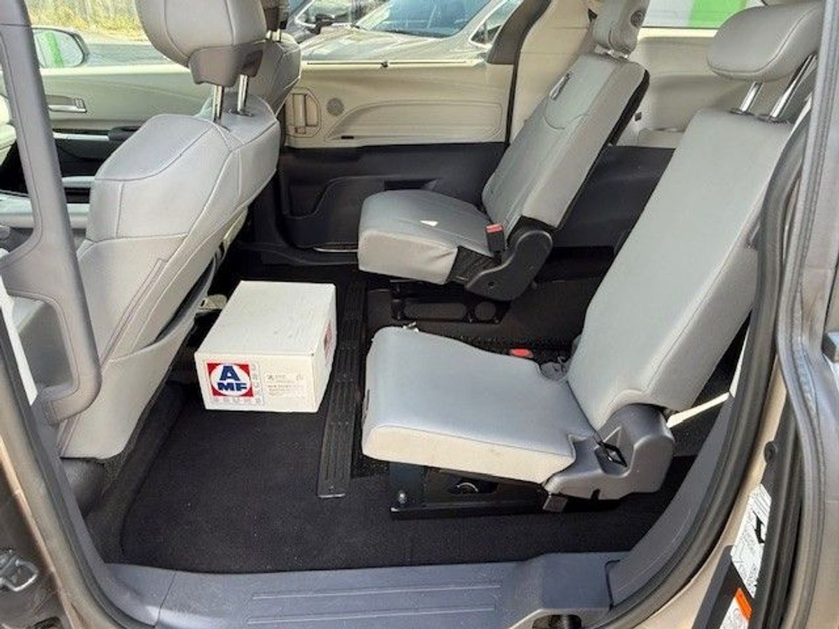 Grey Toyota Sienna image number 10