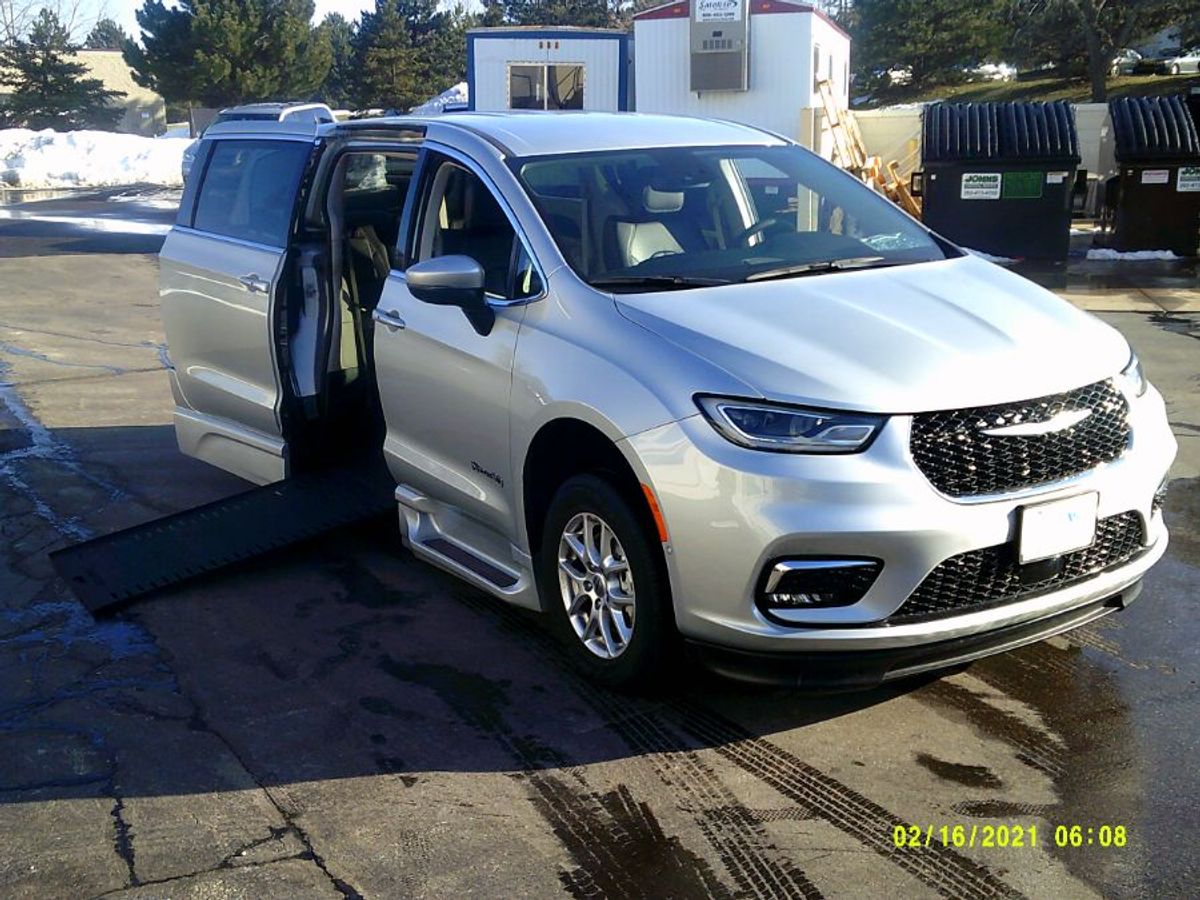 Silver Chrysler Pacifica image number 1