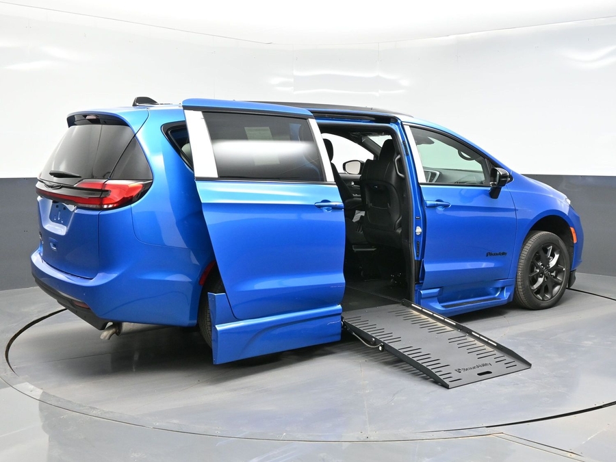 New 2026 Chrysler Pacifica Select Sport - BraunAbility Side Entry Entry Fold Out Automatic Ramp