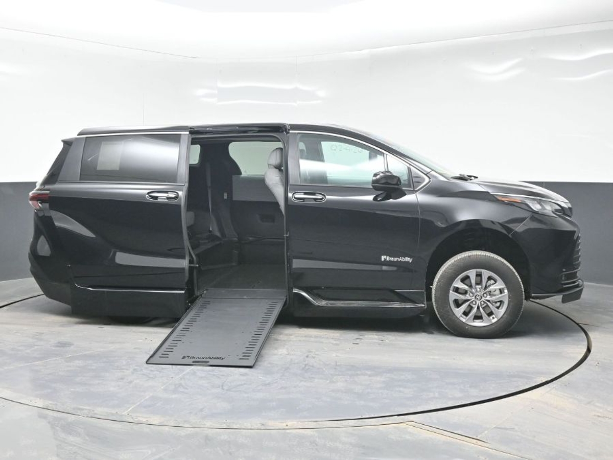 Black Toyota Sienna image number 4