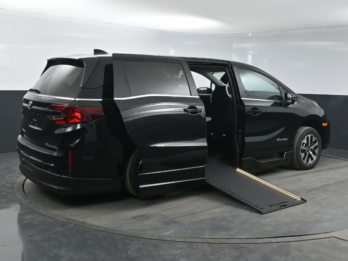 Black Honda Odyssey image number 7
