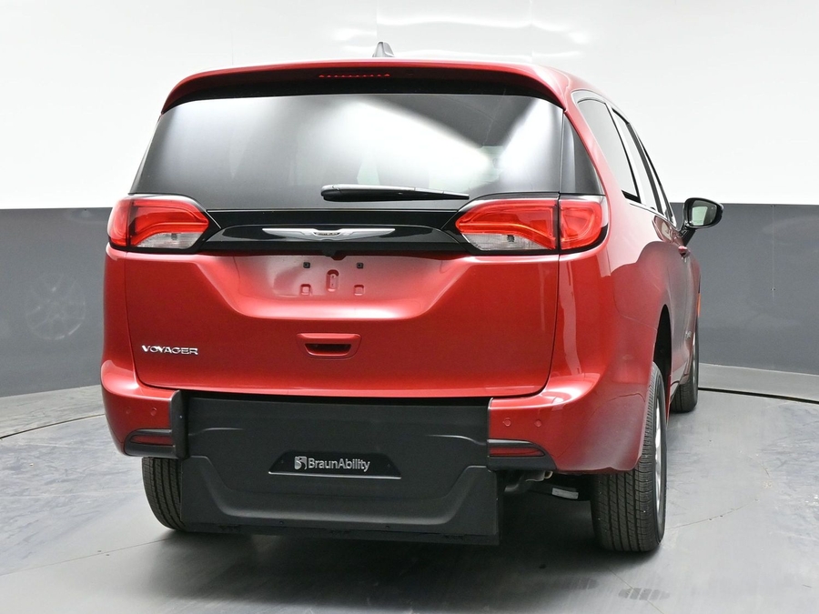 Red Chrysler Voyager image number 5