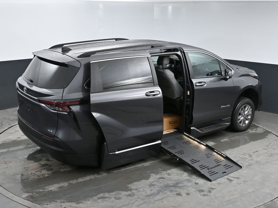 New 2025 Toyota Sienna Hybrid XLE PLUS - BraunAbility Side Entry Entry Fold Out Automatic Ramp