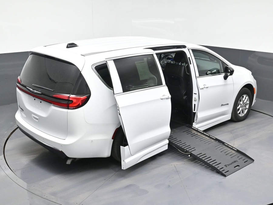 White Chrysler Pacifica image number 25