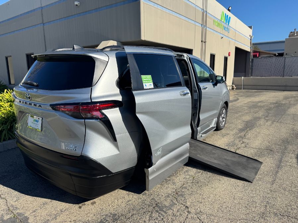 Silver Toyota Sienna image number 6