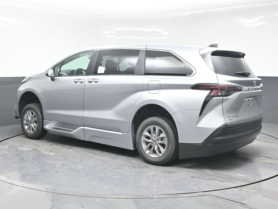 New 2025 Toyota Sienna Hybrid XLE Base - BraunAbility Side Entry Entry Fold Out Automatic Ramp