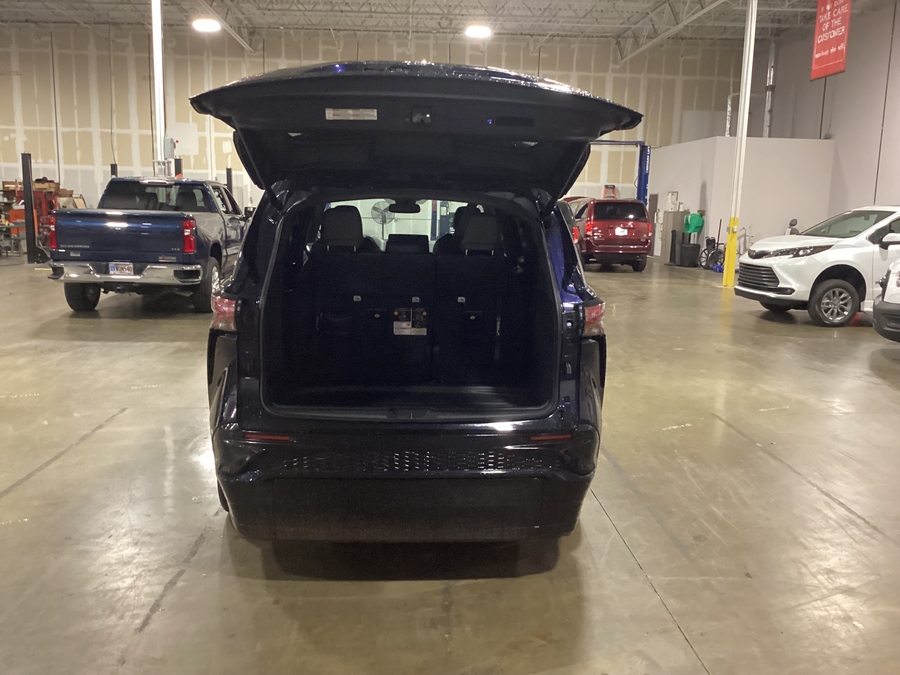 Blue Toyota Sienna image number 3