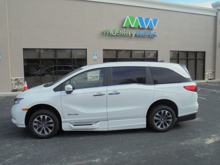 White Honda Odyssey image number 3