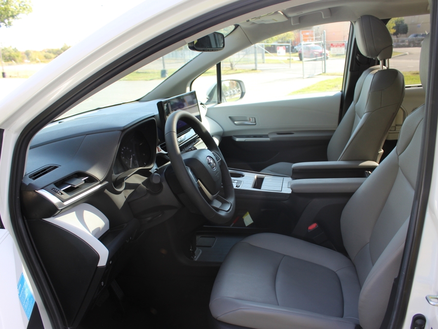 White Toyota Sienna image number 14