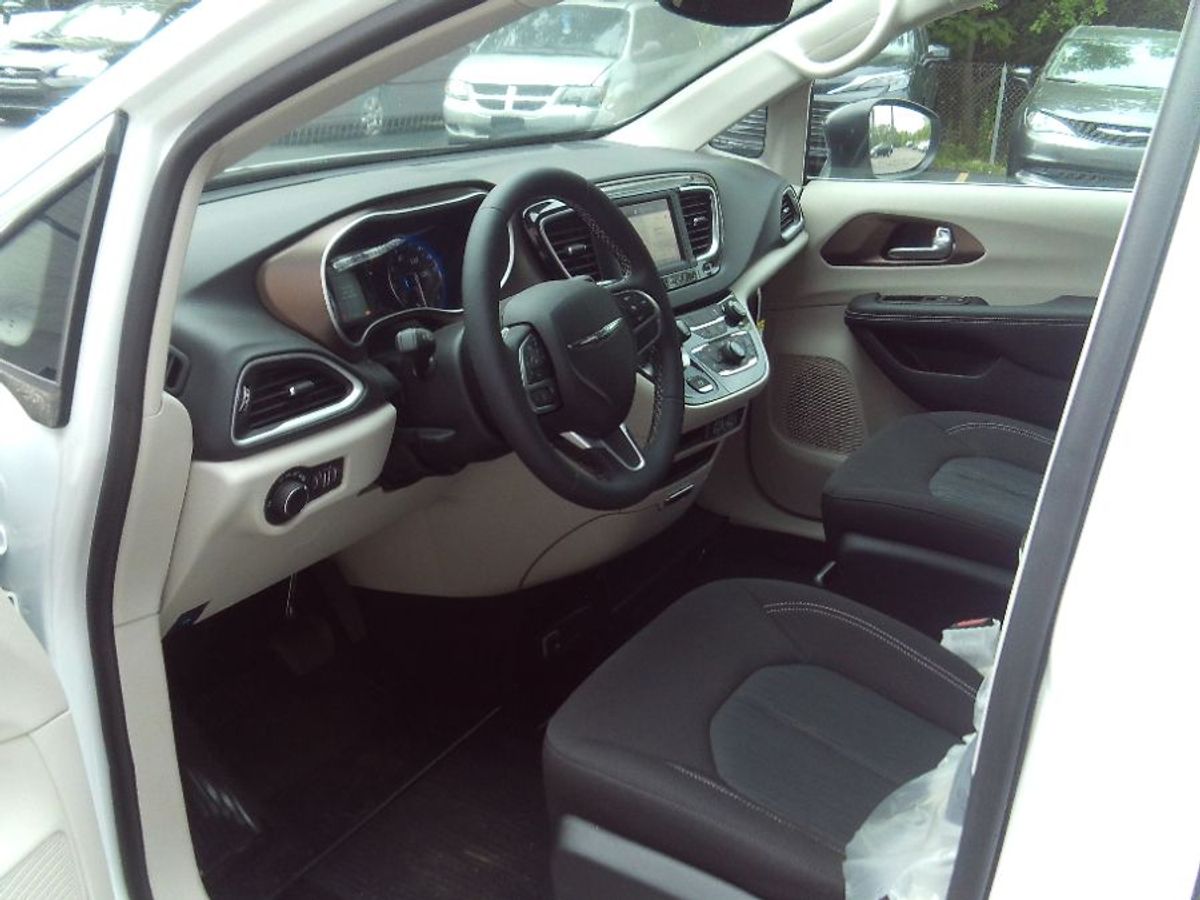 2024 CHRYSLER VOYAGER - Image 11