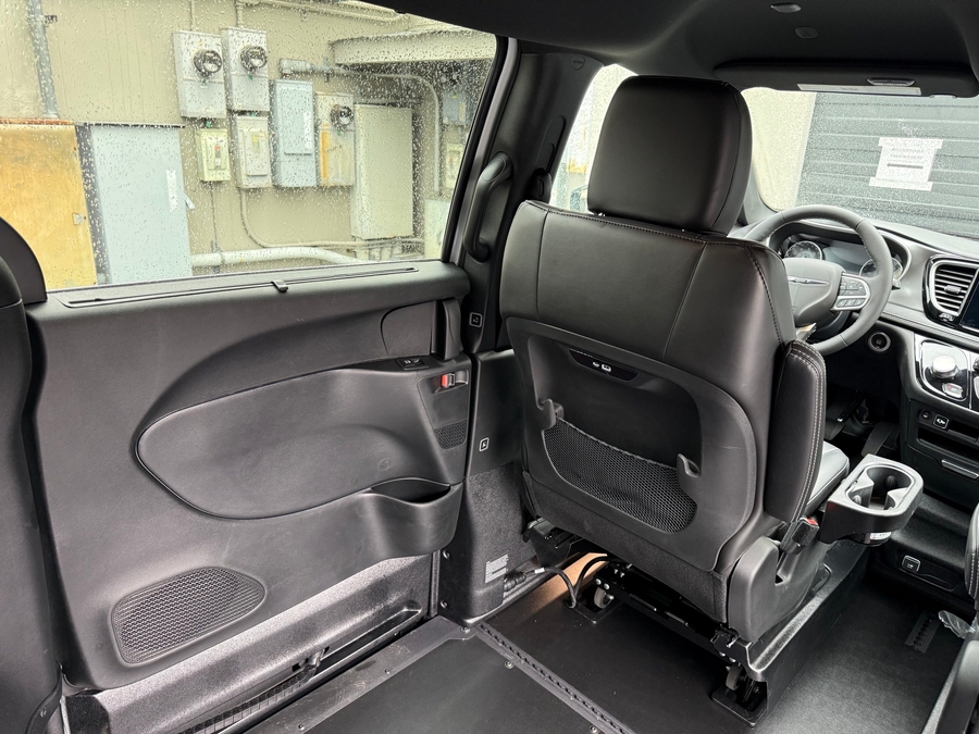 Used 2025 Chrysler Pacifica Select - BraunAbility Side Entry Entry In Floor Automatic Ramp