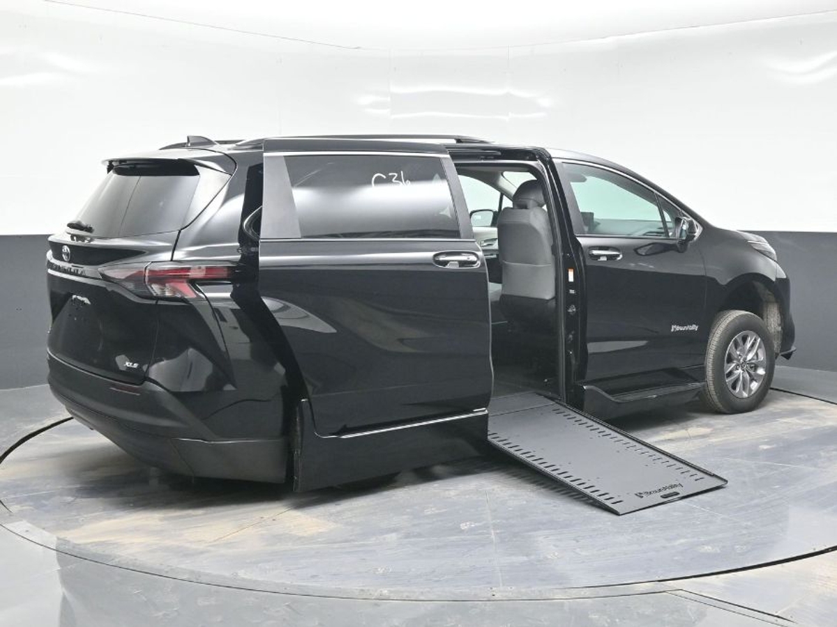 Black Toyota Sienna image number 6