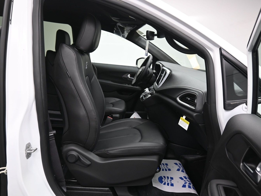 White Chrysler Pacifica image number 3