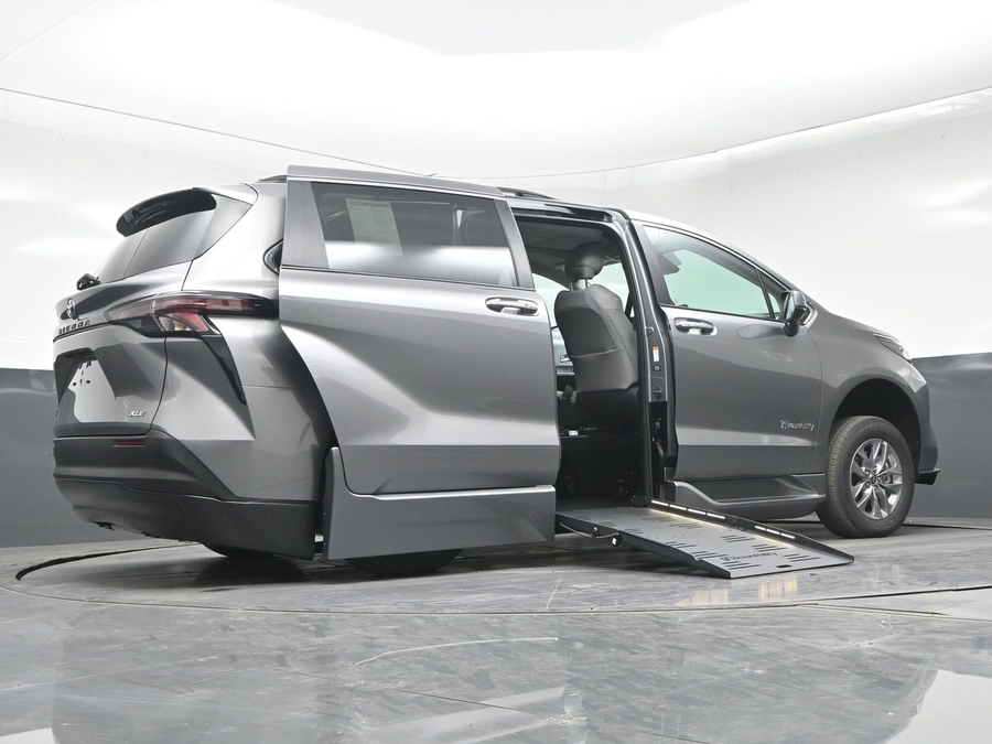 New 2026 Toyota Sienna Hybrid XLE Base - BraunAbility Side Entry Fold Out Automatic Ramp