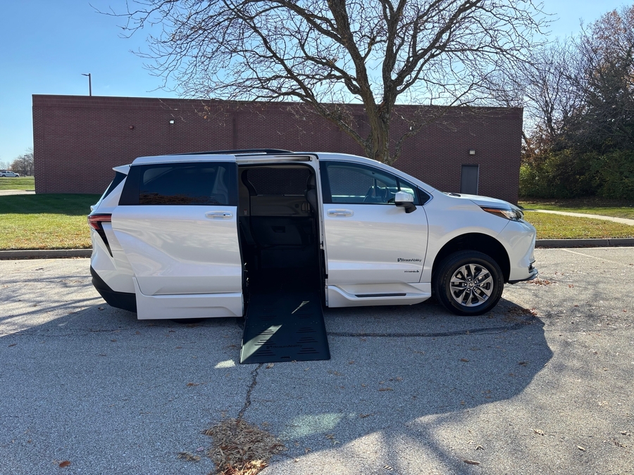 Used 2021 Toyota Sienna Hybrid XLE Base - BraunAbility Side Entry Entry Fold Out Automatic Ramp