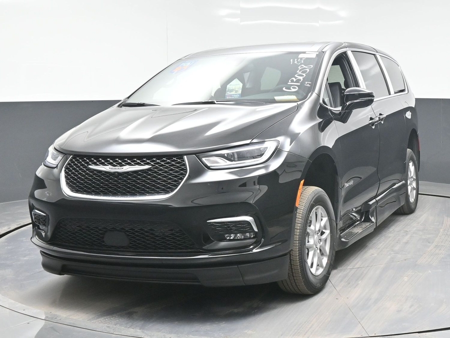 Black Chrysler Pacifica image number 1