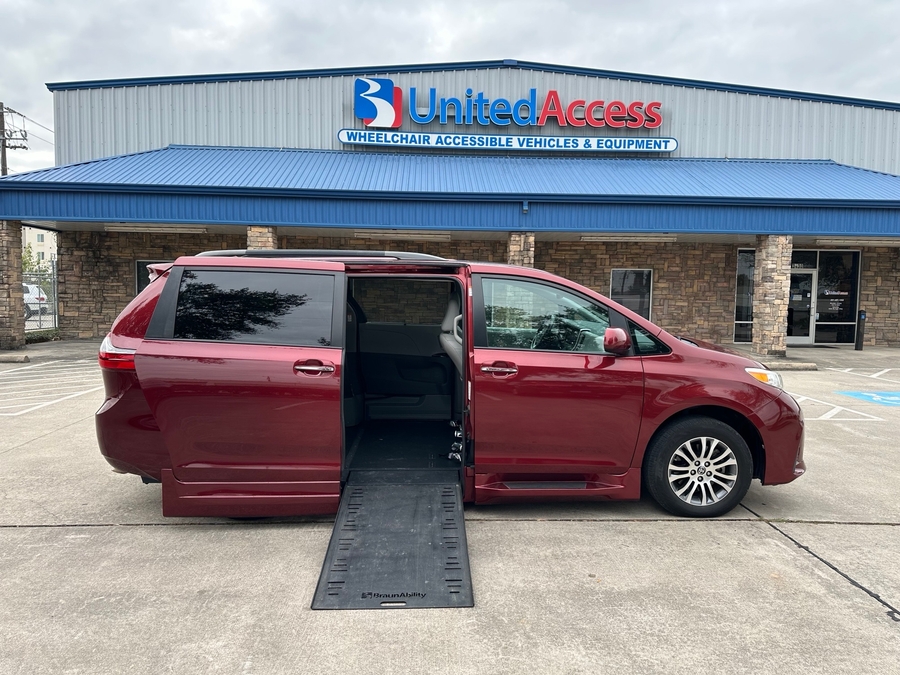 2020 Toyota Sienna XLE's photo