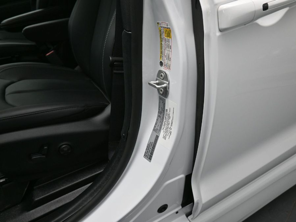 White Chrysler Pacifica image number 16