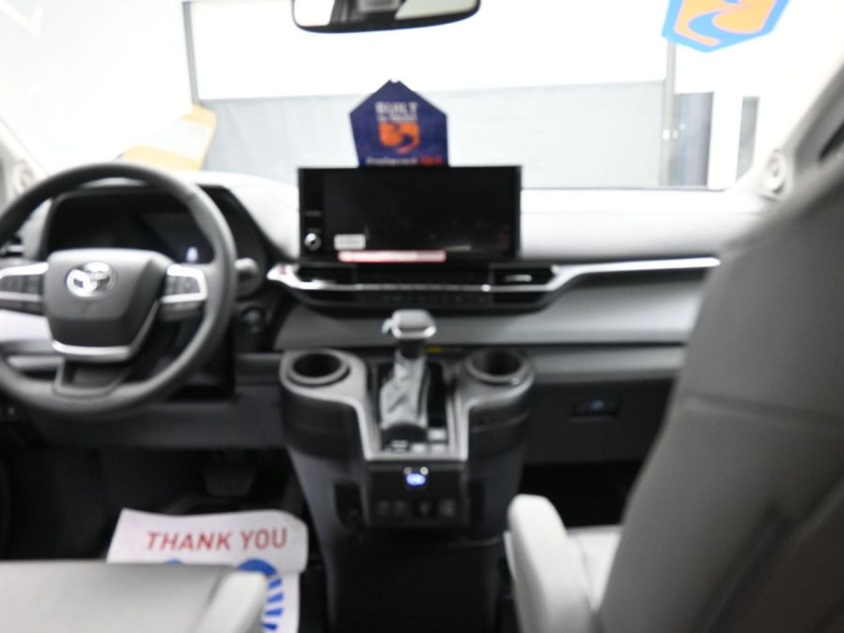 2025 TOYOTA SIENNA - Image 13