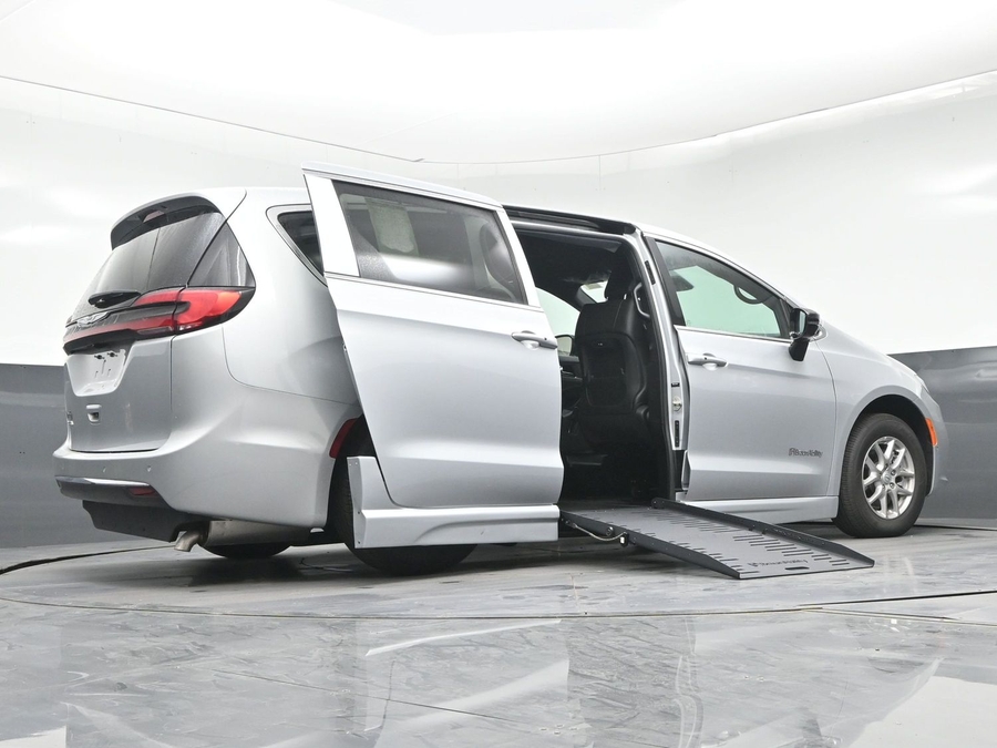 New 2026 Chrysler Pacifica Select - BraunAbility Side Entry Fold Out Automatic Ramp