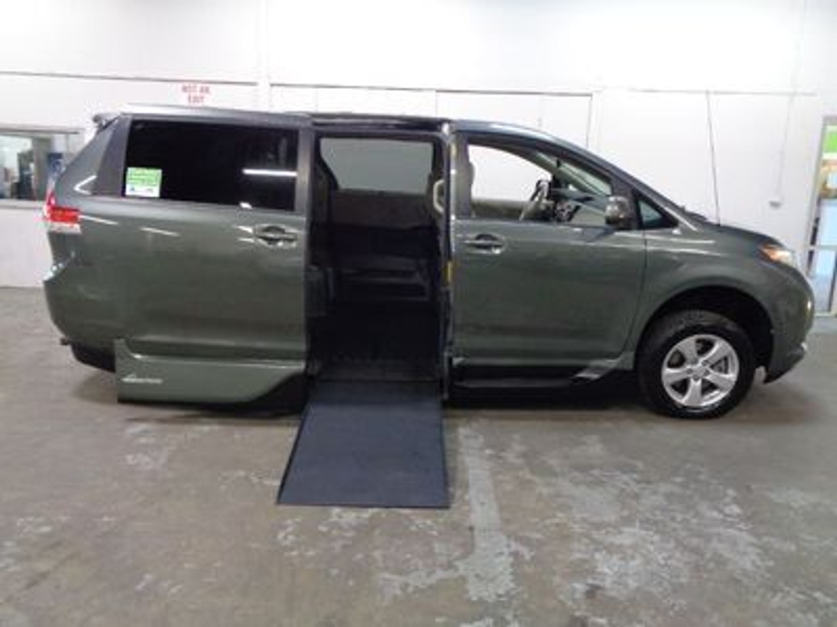 2014 TOYOTA SIENNA - Image 1