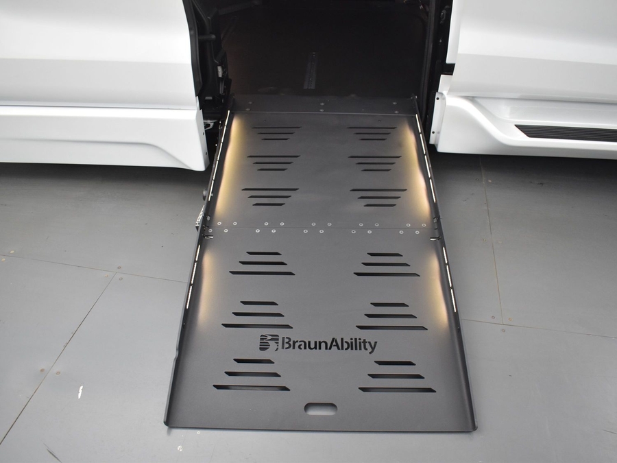 New 2025 Toyota Sienna Hybrid XLE Base - BraunAbility Side Entry Entry Fold Out Automatic Ramp