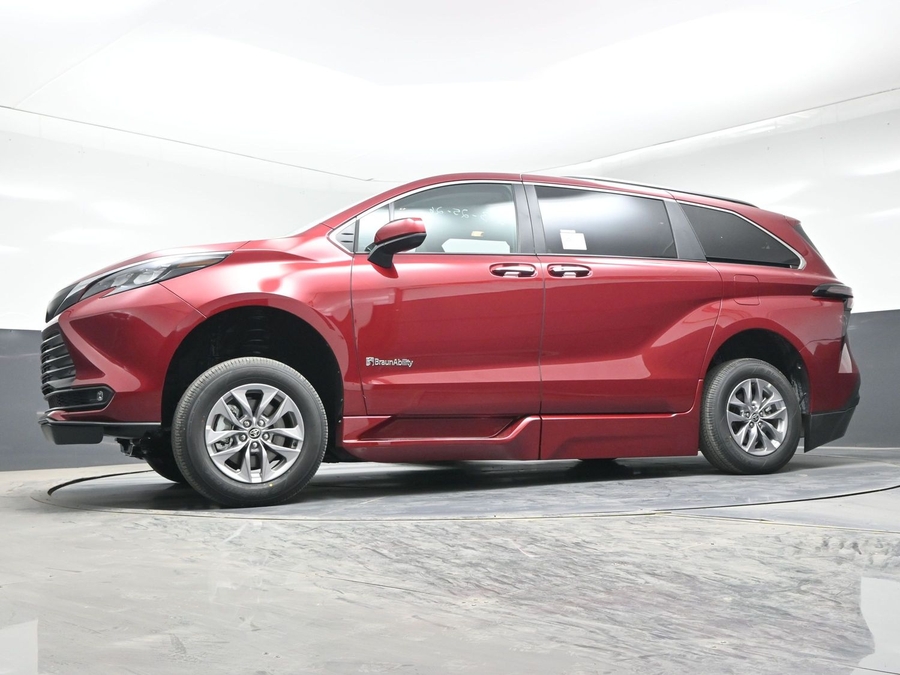 New 2026 Toyota Sienna Hybrid XLE Base - BraunAbility Side Entry Entry In Floor Automatic Ramp