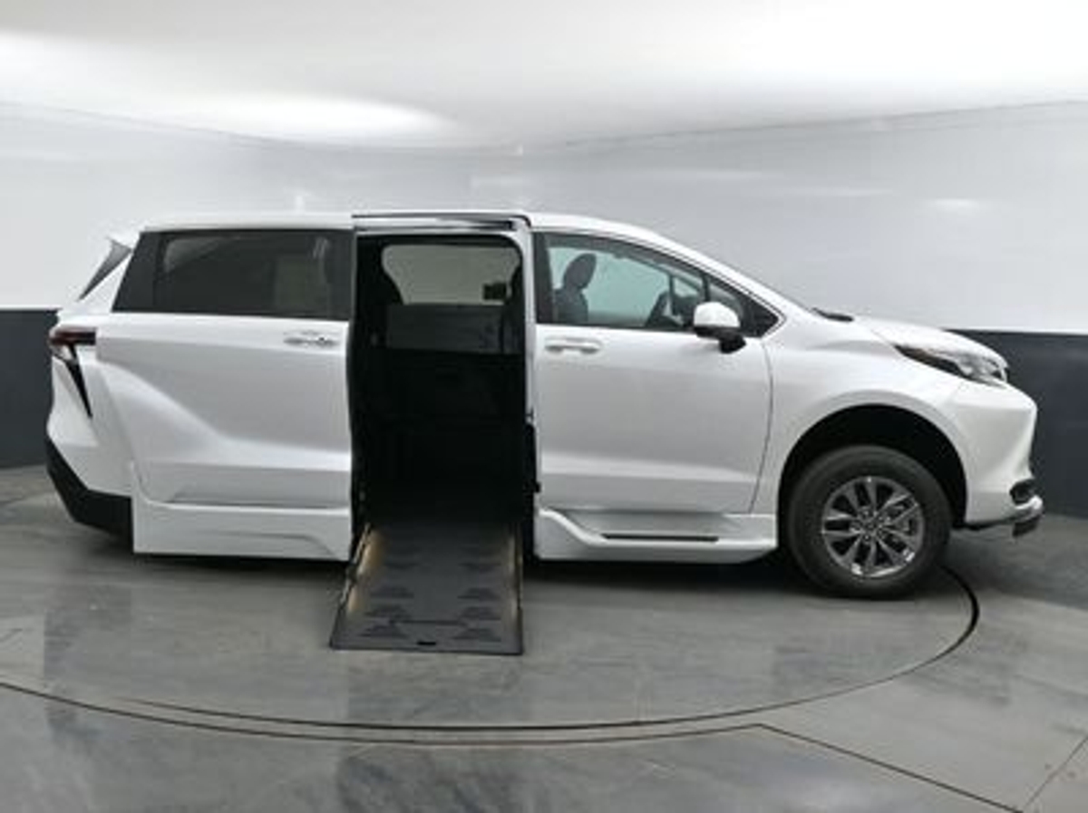 2025 TOYOTA SIENNA - Image 12