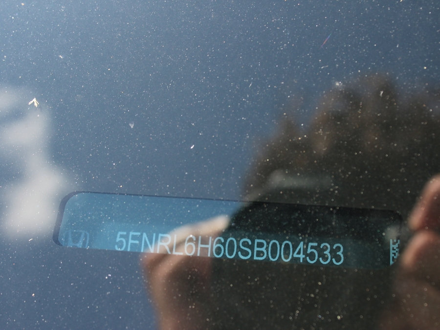White Honda Odyssey image number 19