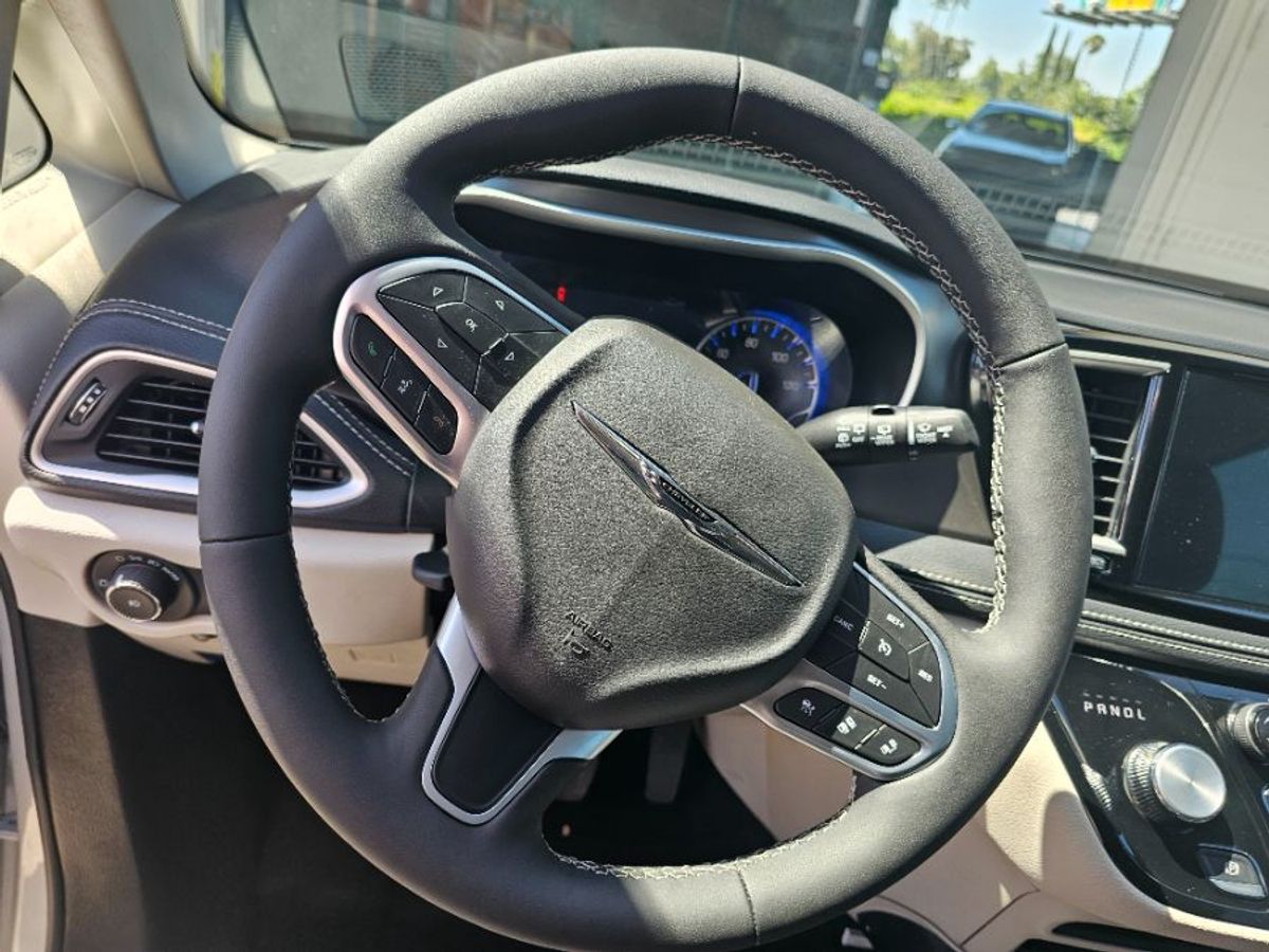 2024 CHRYSLER PACIFICA - Image 11
