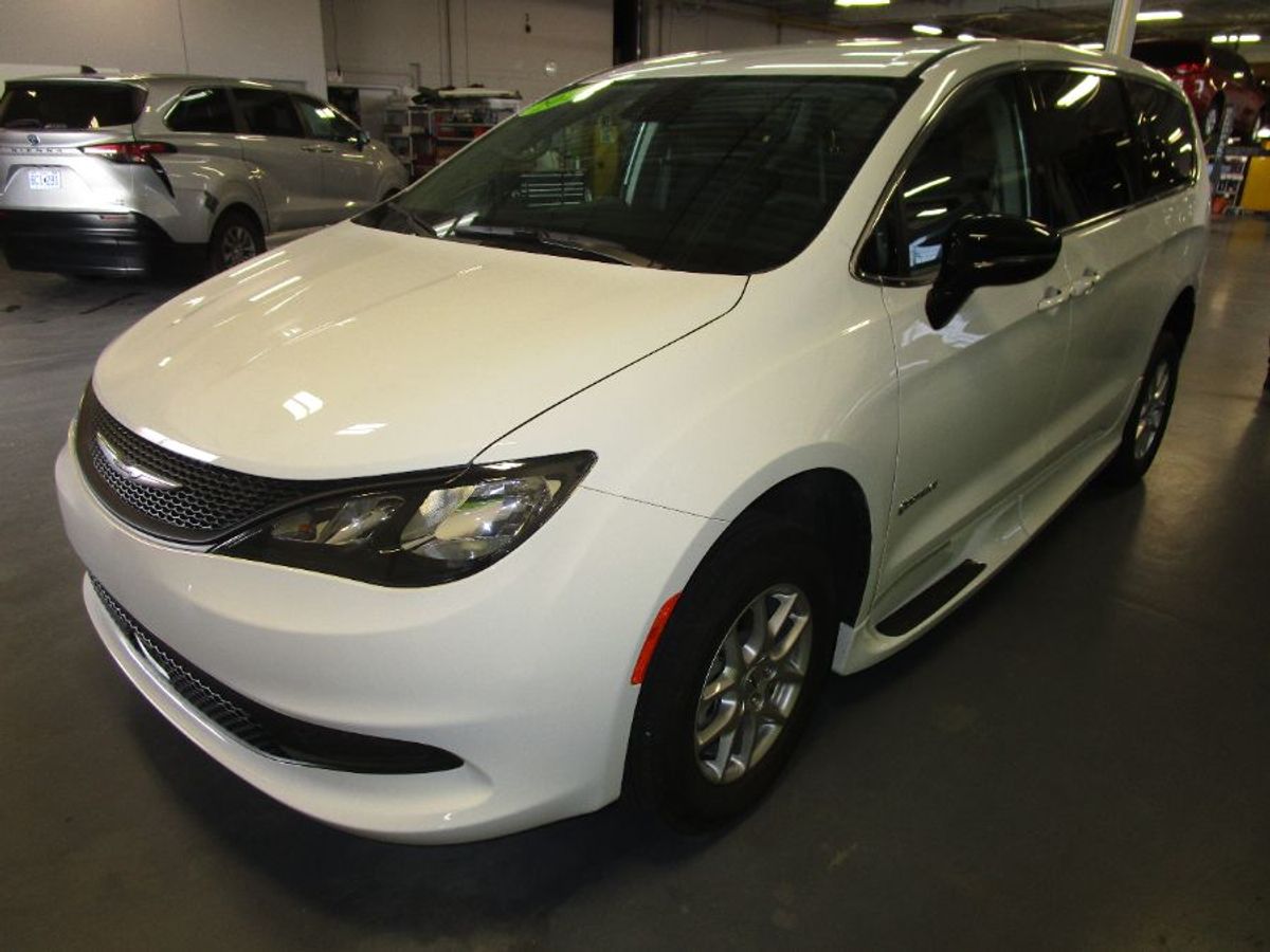 White Chrysler Voyager image number 3