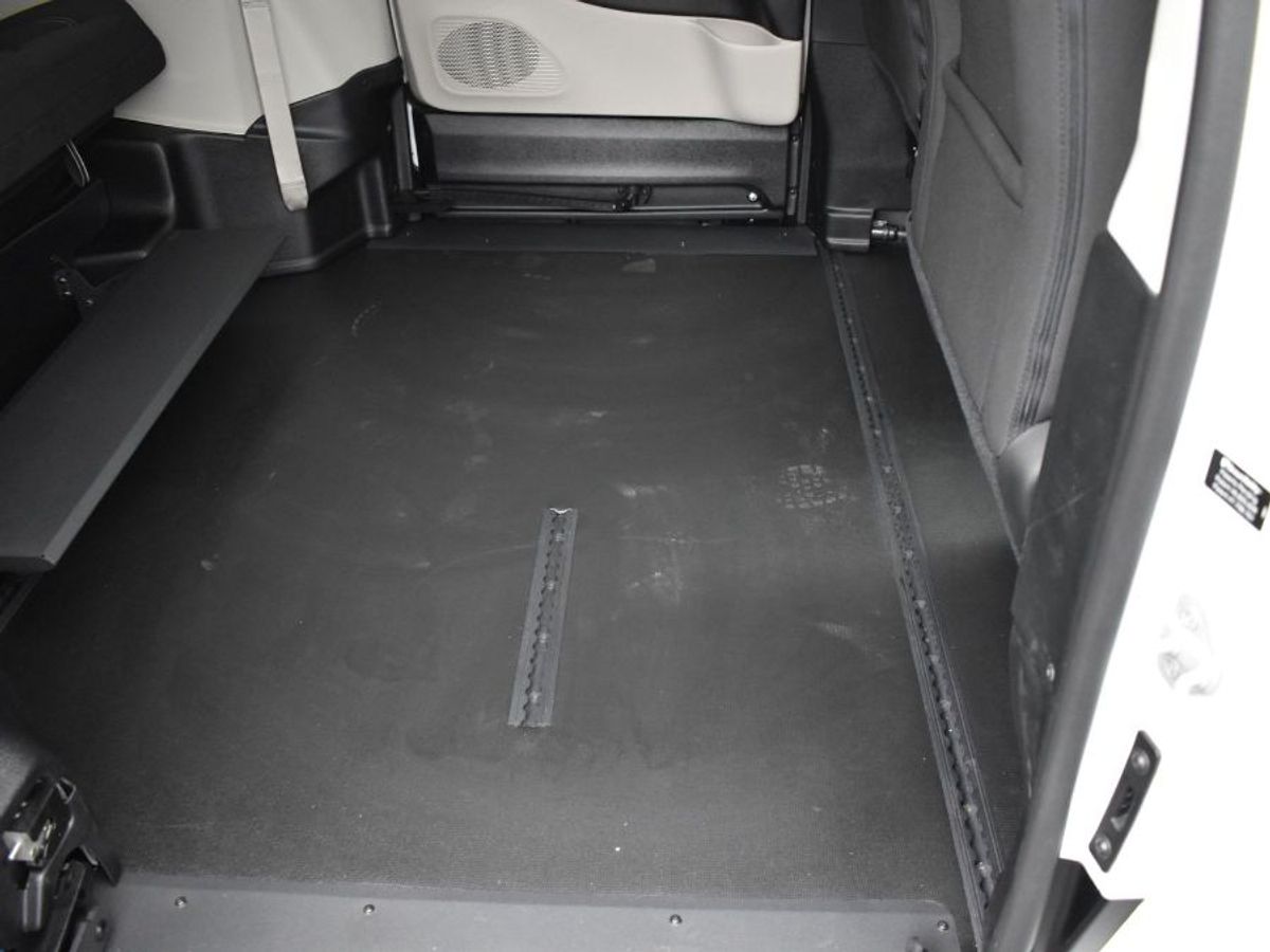 White Chrysler Voyager image number 2