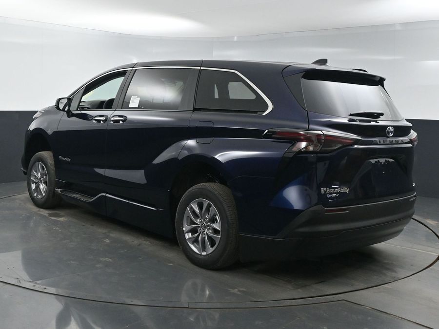 New 2025 Toyota Sienna Hybrid XLE Base - BraunAbility Side Entry Entry Fold Out Automatic Ramp