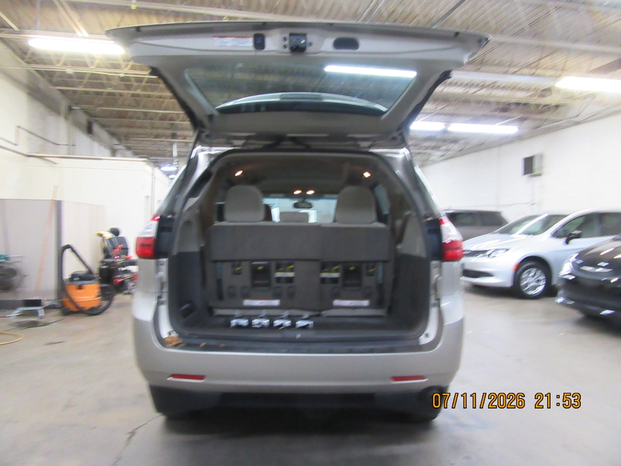 Brown Toyota Sienna image number 6
