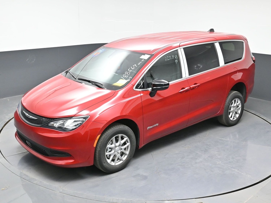 Red Chrysler Voyager image number 11