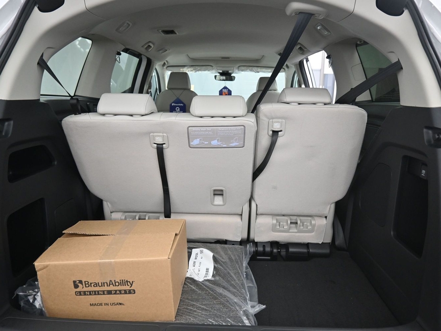 White Honda Odyssey image number 11