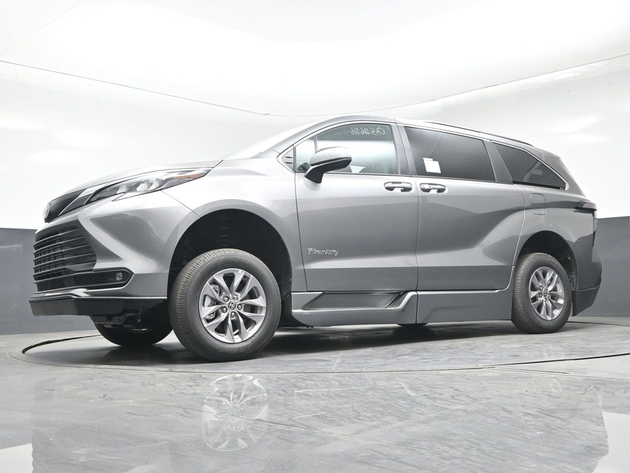 New 2026 Toyota Sienna Hybrid XLE Base - BraunAbility Side Entry Fold Out Automatic Ramp