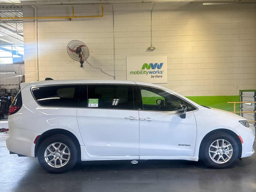 White Chrysler Pacifica image number 5