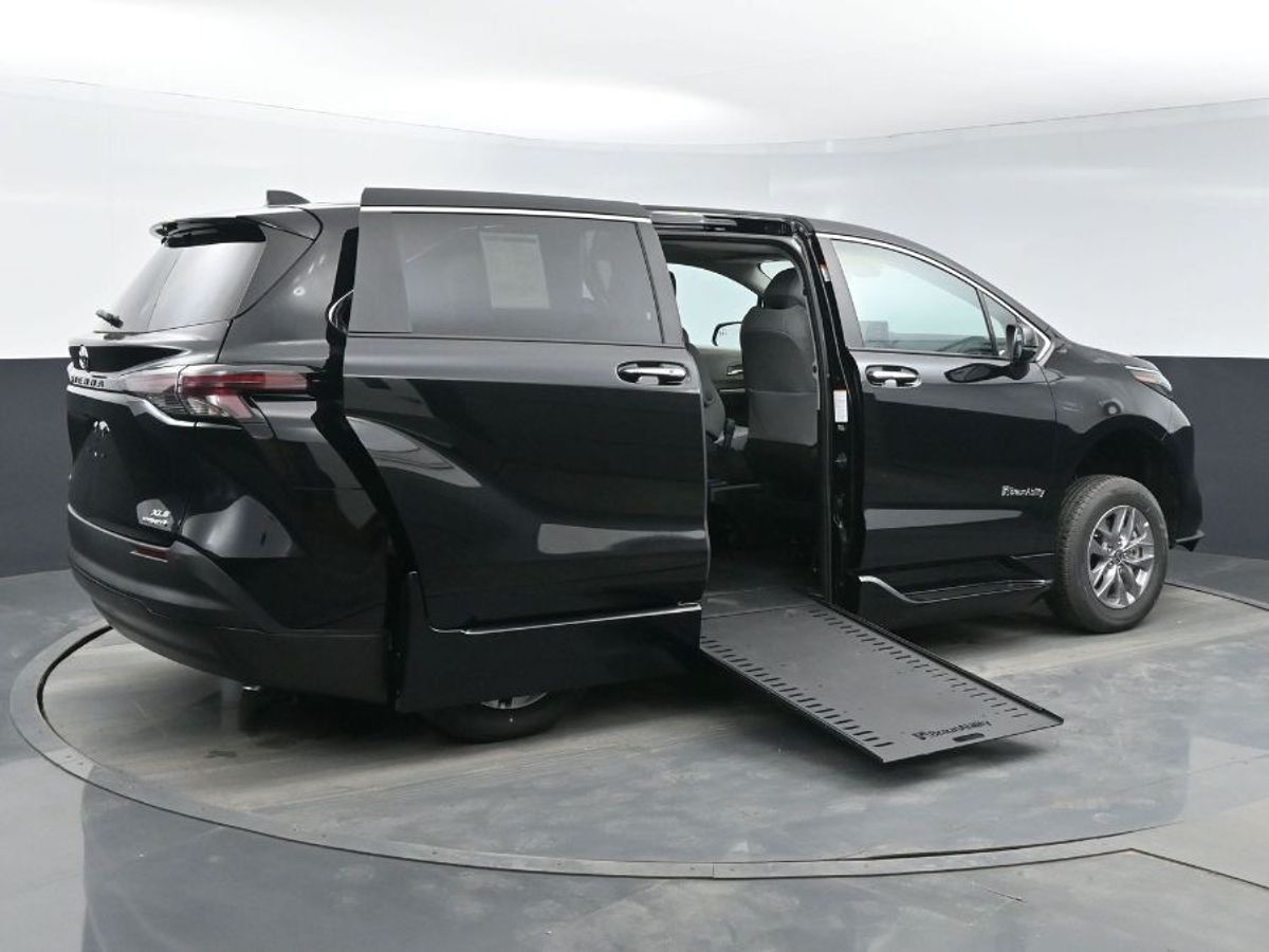 Black Toyota Sienna image number 24
