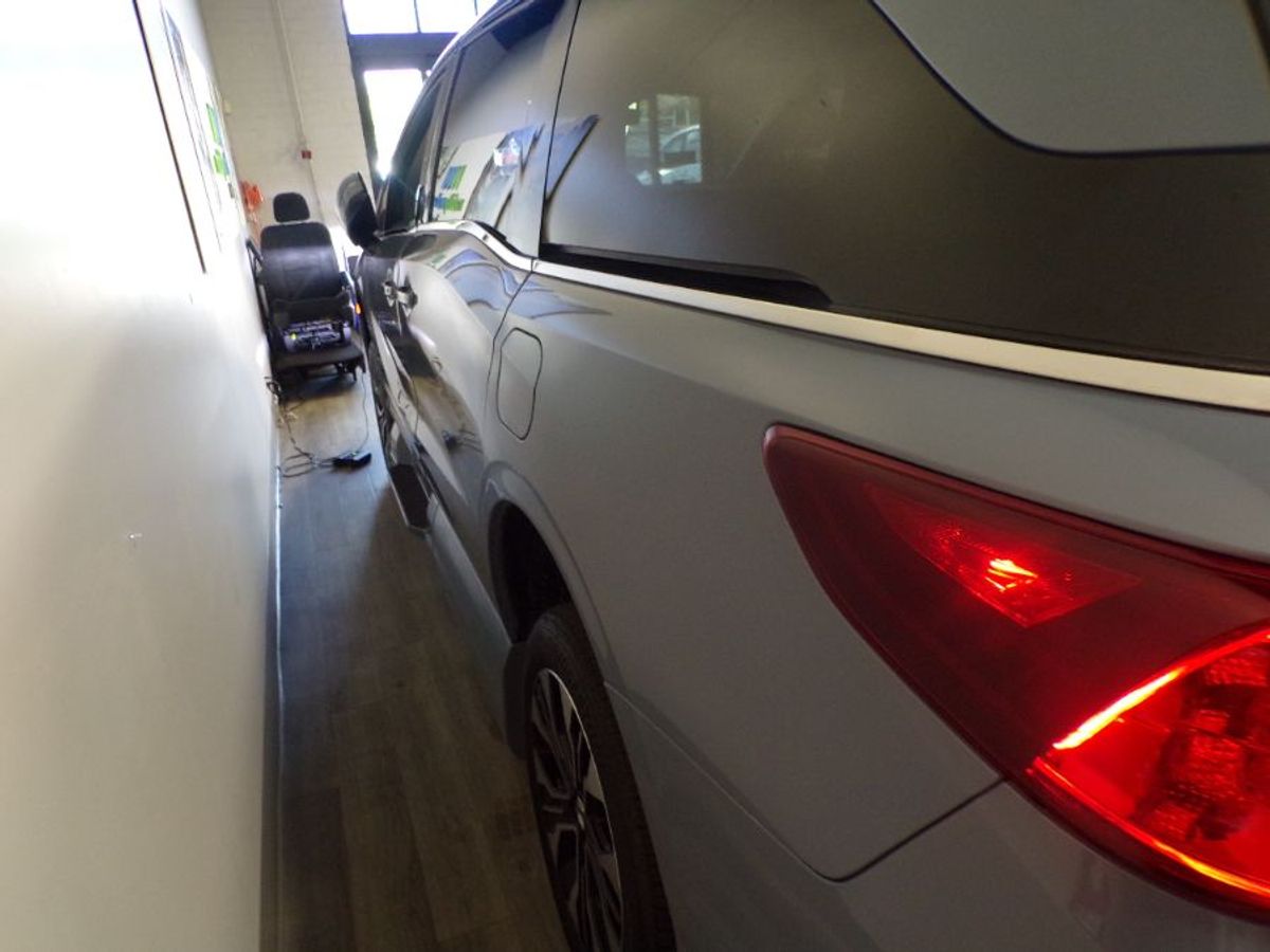 Grey Honda Odyssey image number 5