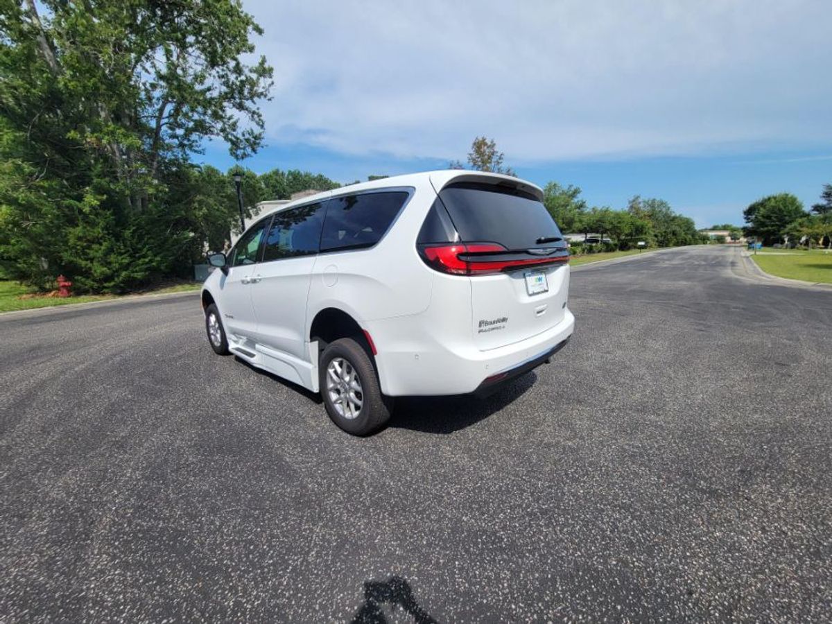 White Chrysler Pacifica image number 4