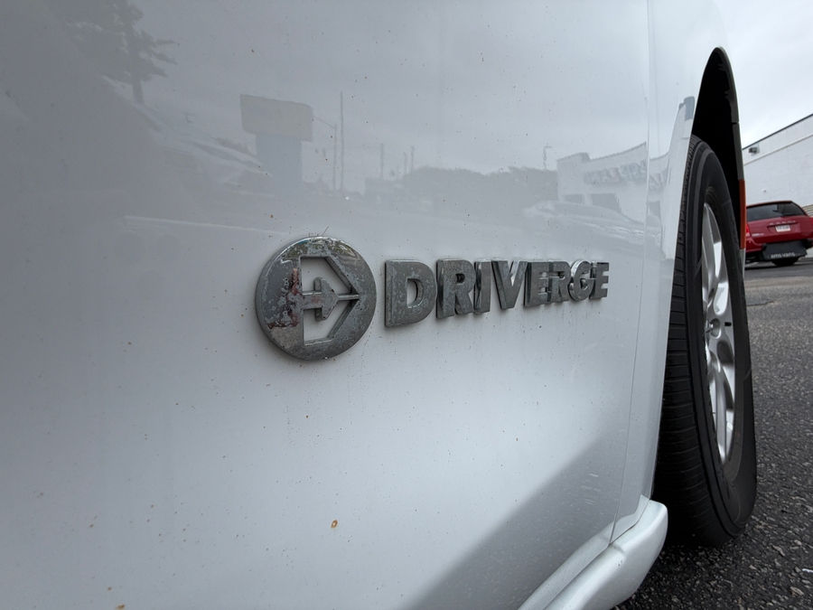 White Chrysler Voyager image number 37